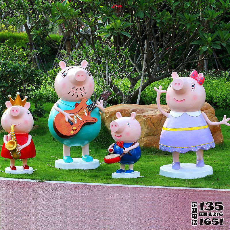 公園景區(qū)里擺放的演奏樂(lè)器的玻璃鋼彩繪小豬佩奇一家雕塑 公園景區(qū)里擺放的演奏樂(lè)器的玻璃鋼彩繪小豬佩奇一家雕塑