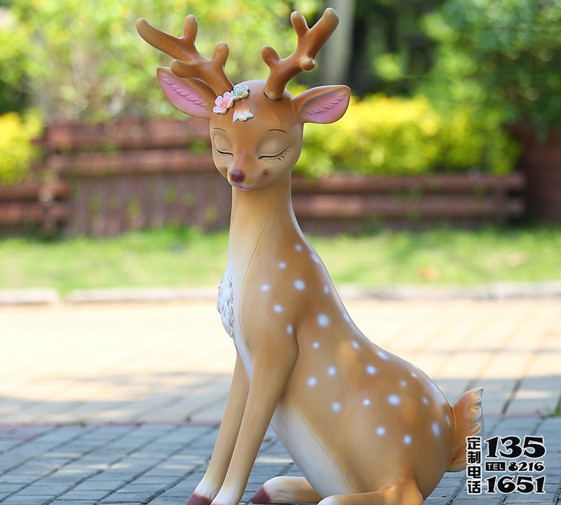 公園玻璃鋼彩繪卡通一只逼著眼睛的梅花鹿雕塑 公園玻璃鋼彩繪卡通一只逼著眼睛的梅花鹿雕塑