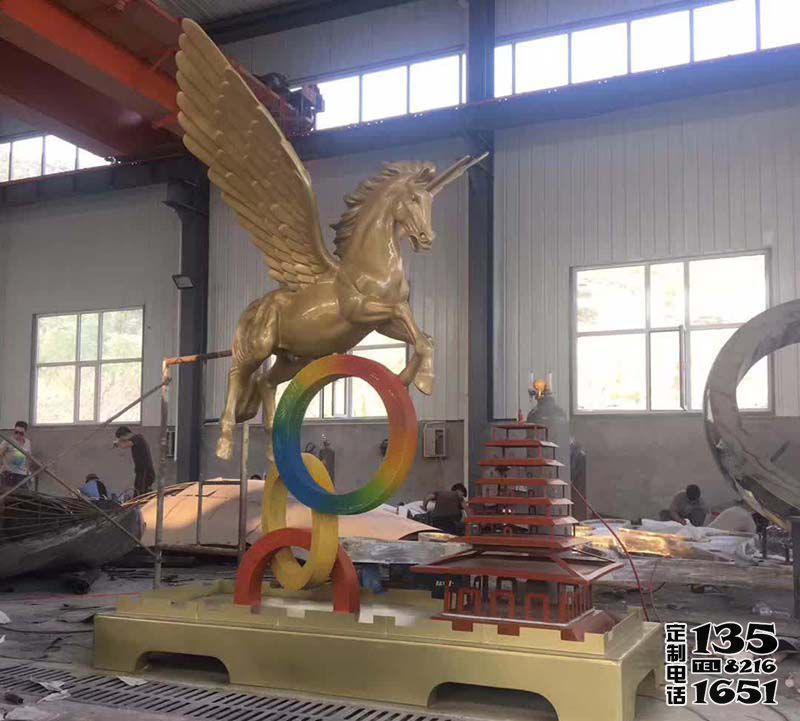廣場上擺放的玻璃鋼仿銅創(chuàng)意飛馬雕塑 廣場上擺放的玻璃鋼仿銅創(chuàng)意飛馬雕塑