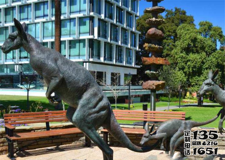 景區(qū)跳躍一家三口玻璃鋼仿銅袋鼠雕塑 景區(qū)跳躍一家三口玻璃鋼仿銅袋鼠雕塑