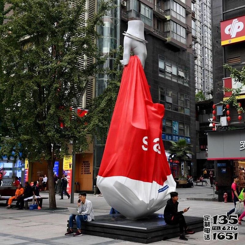 廣場街道創意玻璃鋼手拿購物袋雕塑 廣場街道創意玻璃鋼手拿購物袋雕塑