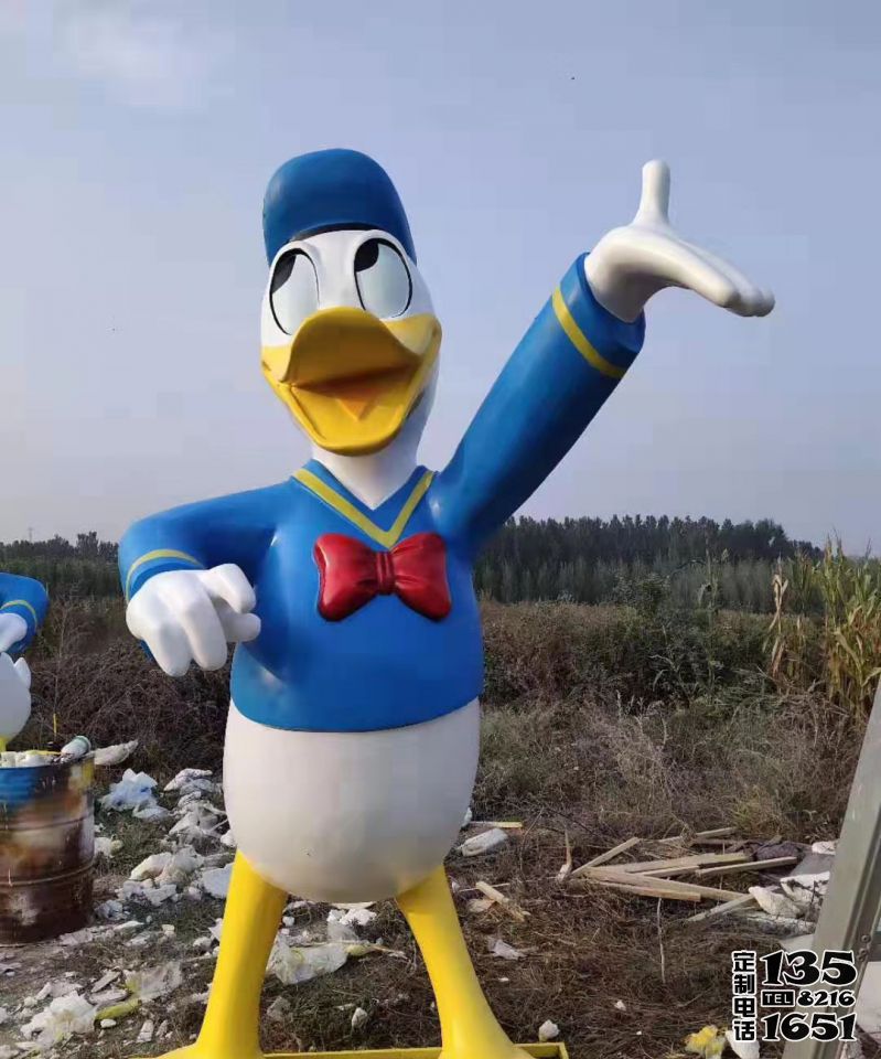 景區(qū)公園玻璃鋼彩繪唐老鴨雕塑 景區(qū)公園玻璃鋼彩繪唐老鴨雕塑