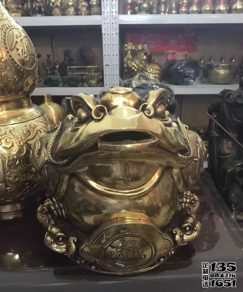 商場里擺放的玻璃鋼仿銅金蟾雕塑 商場里擺放的玻璃鋼仿銅金蟾雕塑