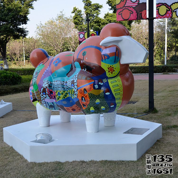 廣場街道上擺放的玻璃鋼彩繪綿羊雕塑 廣場街道上擺放的玻璃鋼彩繪綿羊雕塑