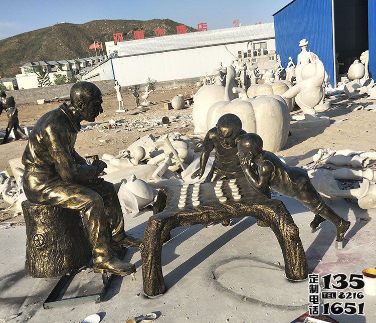 公園景觀下象棋人物玻璃鋼仿銅雕塑 公園景觀下象棋人物玻璃鋼仿銅雕塑