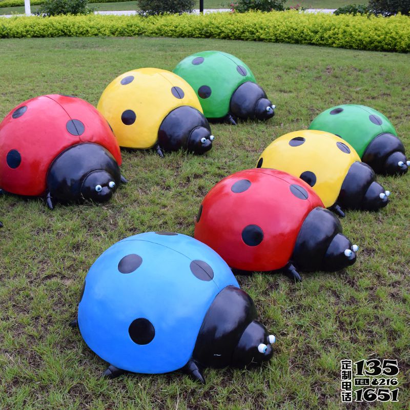 公園里擺放的一群玻璃鋼彩繪七星瓢蟲雕塑 公園里擺放的一群玻璃鋼彩繪七星瓢蟲雕塑