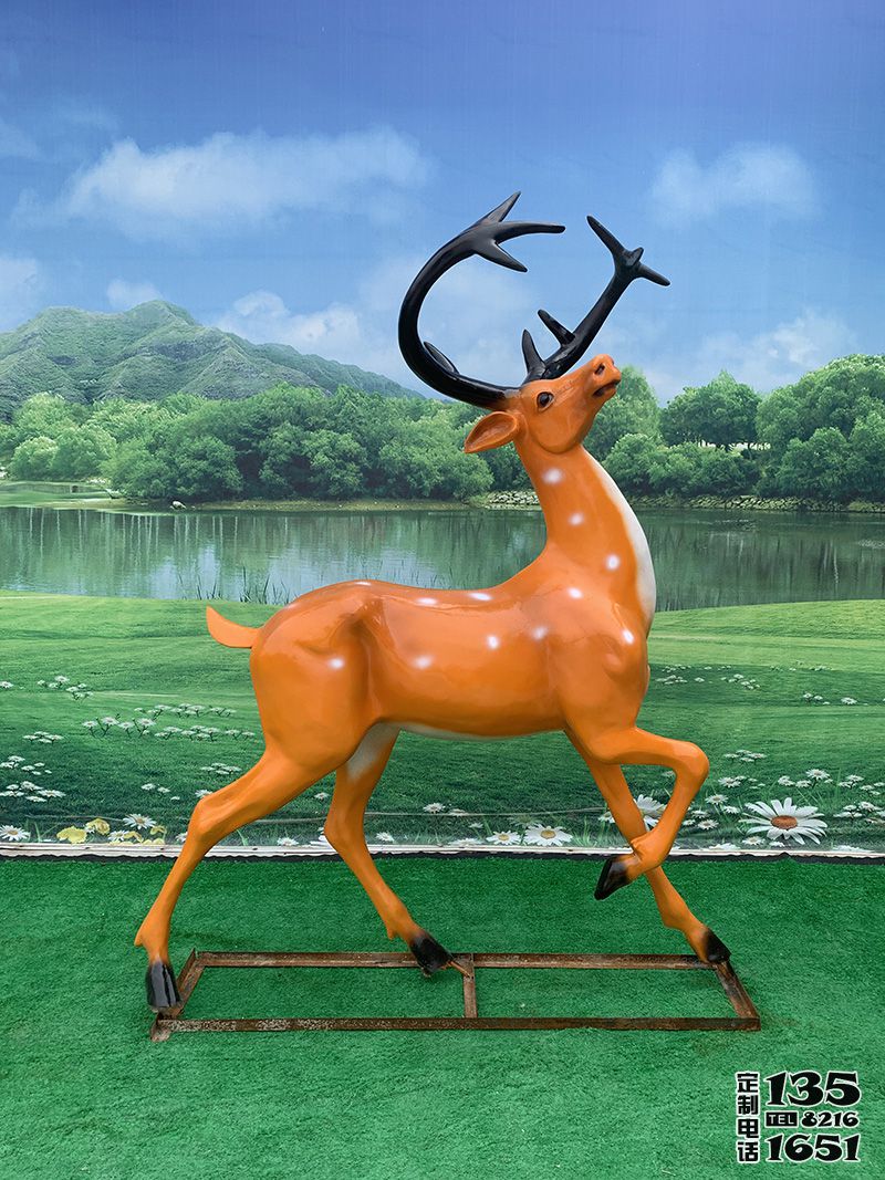 廣場(chǎng)街道玻璃鋼彩繪一只行走抬頭的梅花鹿雕塑 廣場(chǎng)街道玻璃鋼彩繪一只行走抬頭的梅花鹿雕塑